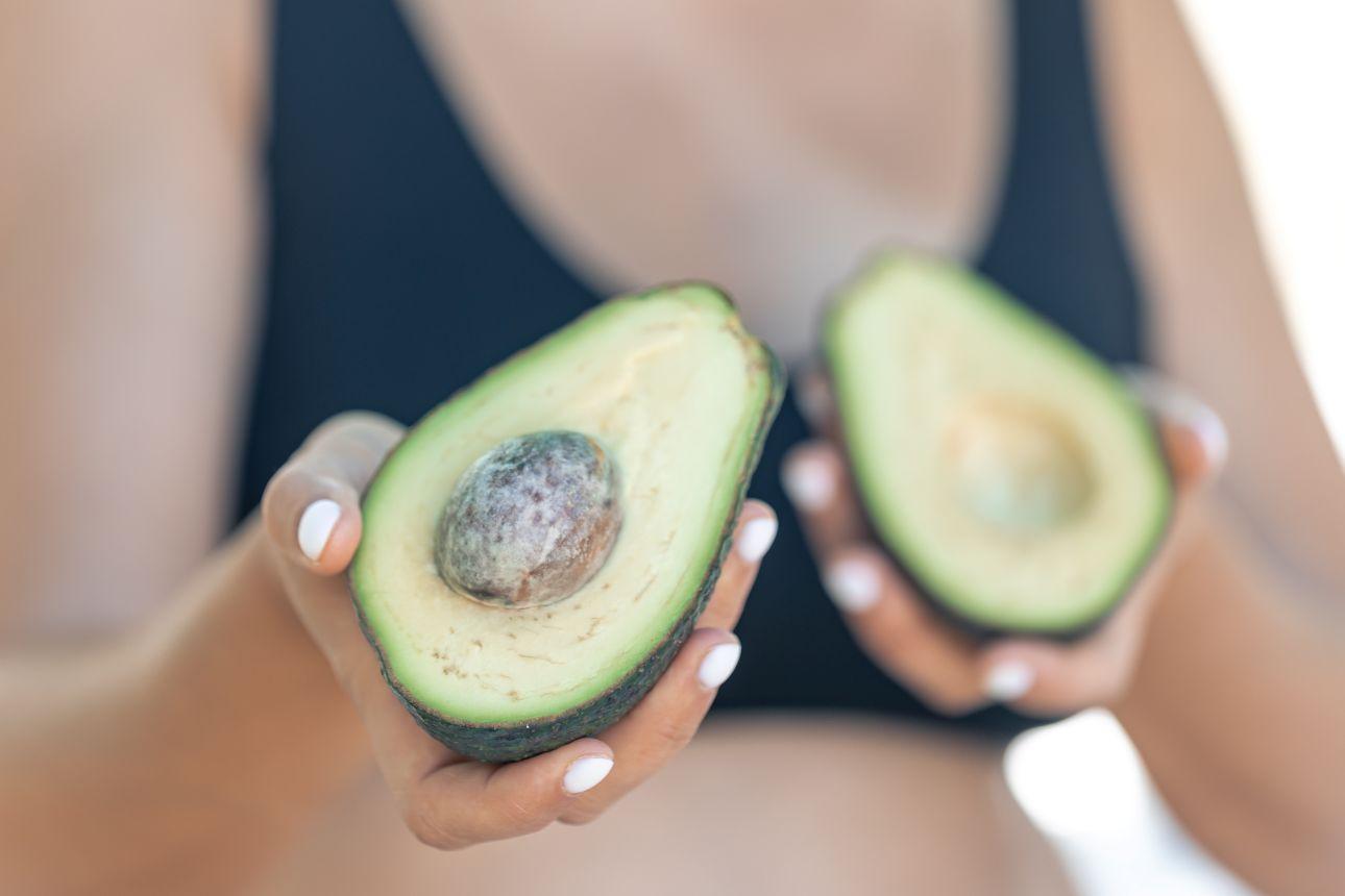 To αβοκάντο θρέφει τα μαλλιά / Freepik