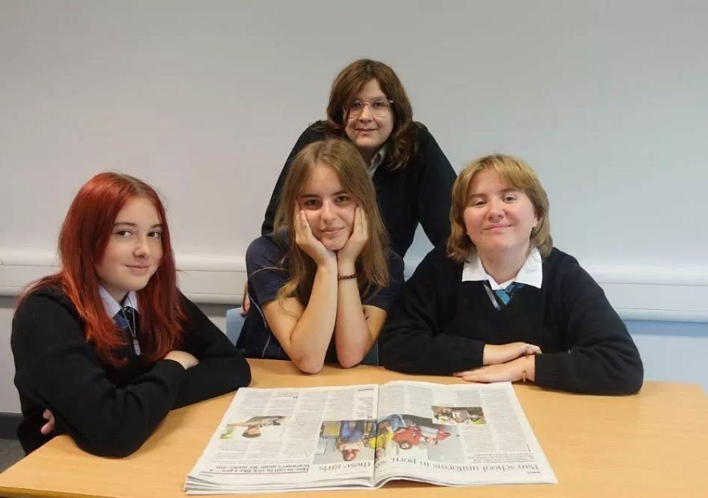 Η Willow, η Rose, η Aylin και η Mae, μαθήτριες του σχολείου Cooper School στο Μπλάιστερ (Bicester), στην κομητεία του Οξφορντσάιρ, ξεκίνησαν μια διαδικτυακή εκστρατεία συλλογής υπογραφών (petition), ζητώντας να απαγορευτεί η χρήση σχολικών στολών κοριτσιών στην πορνογραφία/ Φωτογραφία: Facebook/ @The Cooper School