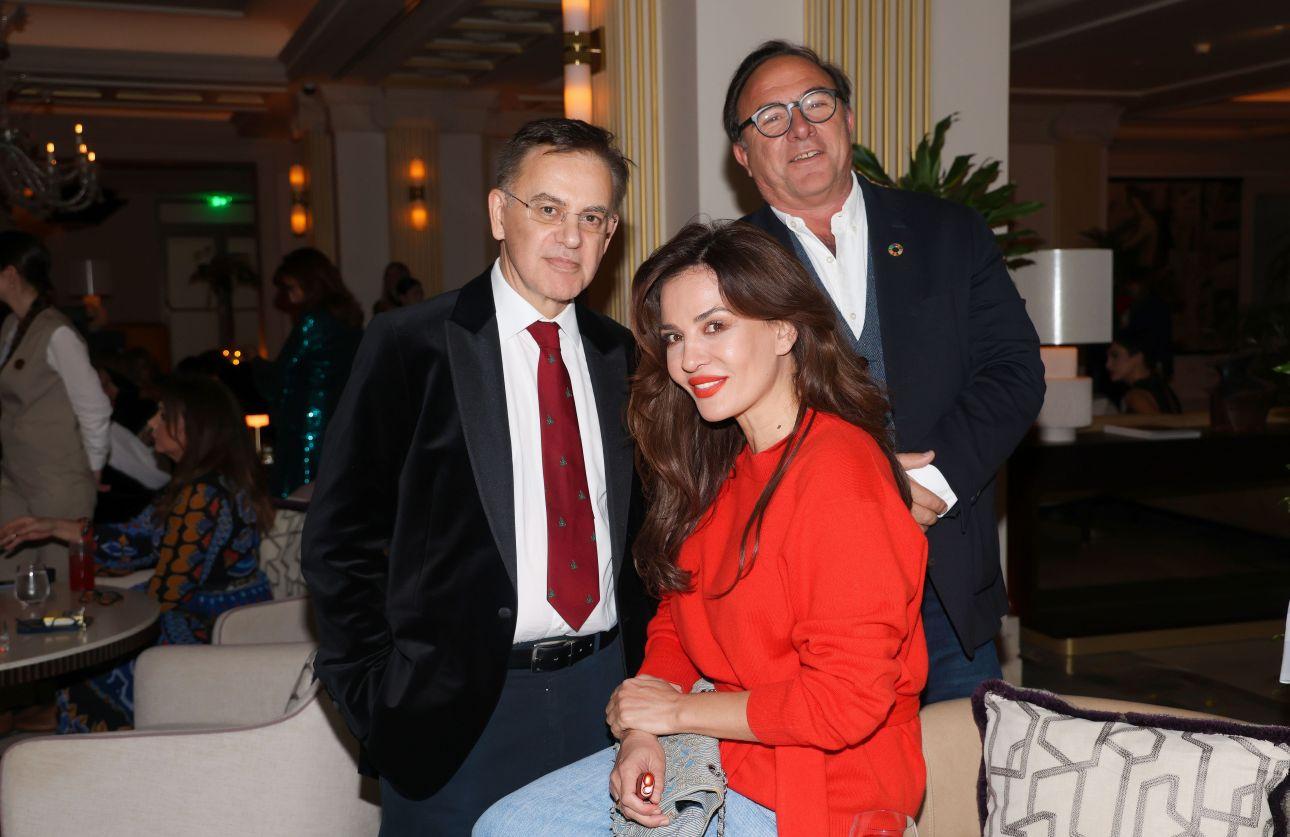 Η Δήμητρα Ματσούκα με τον Πέτρο Κόκκαλη (δεξιά) και τον Γιάννη Κεντ/ Φωτογραφία: NDP Photo Agency