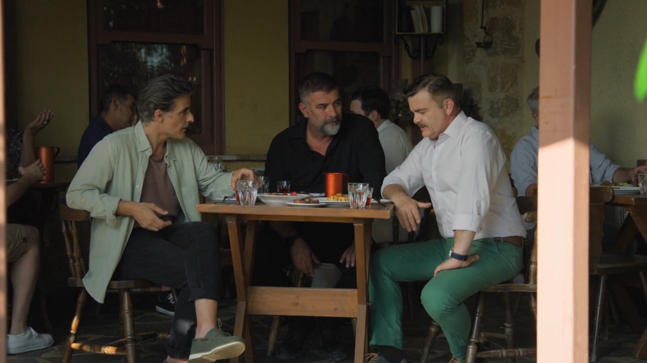 Ο Αντώνης Μυριαγκός, ο Βασίλης Μπισμπίκης και ο Δημήτρης Καπετανάκος στη σειρά «Δύο μαύρα πουκάμισα» του Mega.