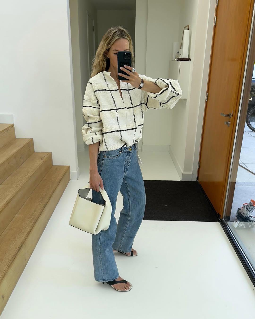 Μαύρα σανδάλια και τζιν/Φωτογραφία: Instagram/anoukyve