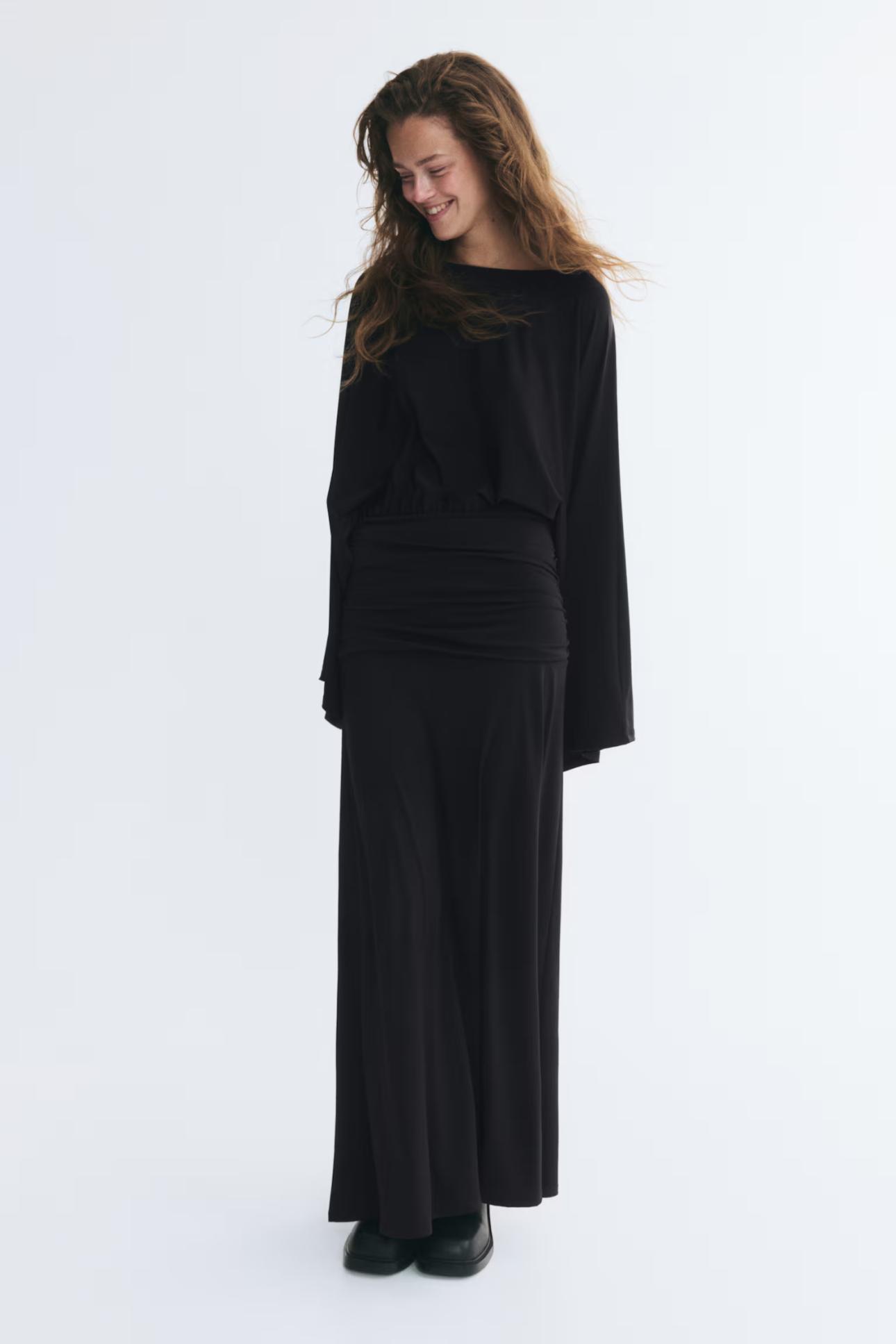 Μαύρο φόρεμα από τα H&amp;M (€29,99)