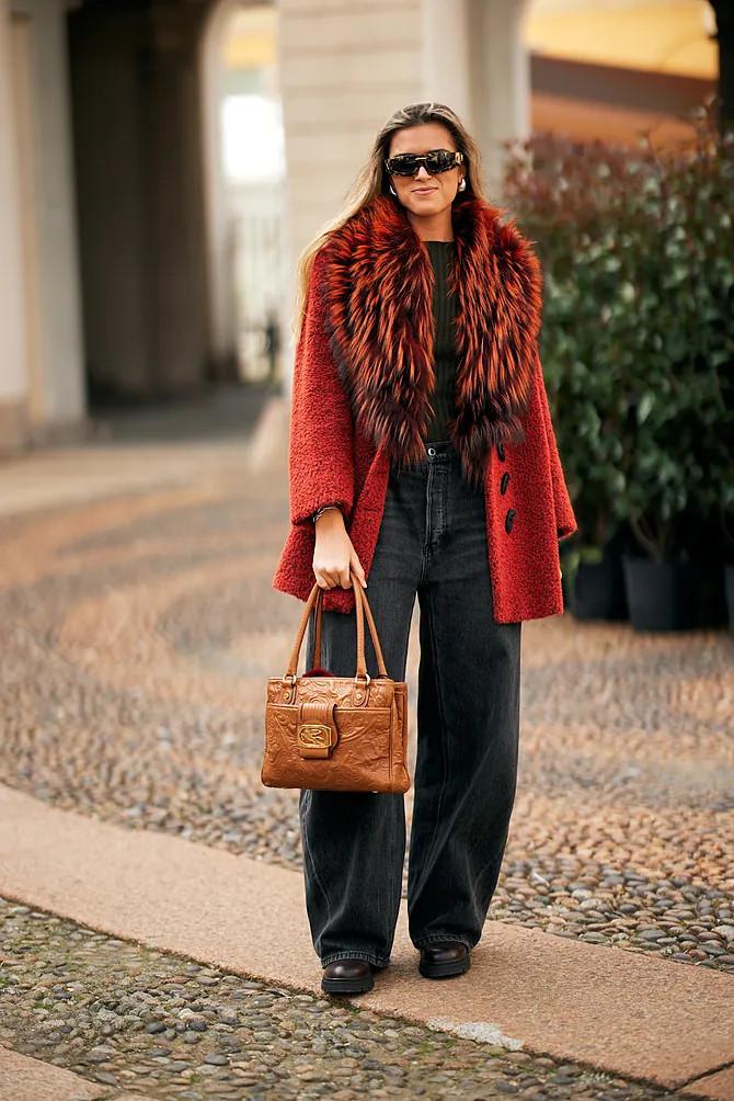 Τζιν με κόκκινο παλτό/Φωτογραφία: Getty