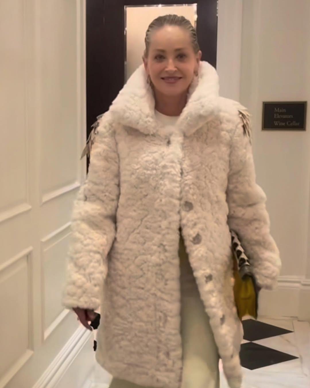 Η Σάρον Στόουν με γούνινο παλτό του Max Alexander/ Instagram @couture.to.the.max 