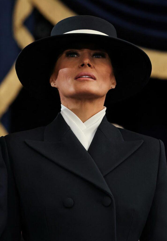 Η Μελάνια Τραμπ στην ορκομωσία του συζύγου της, τον Ιανουάριο του 2025, με το ίδιο, πάντα, ροζ χρυσό κραγιόν. (Photo credit: @melaniatrumpworld, Instagram)