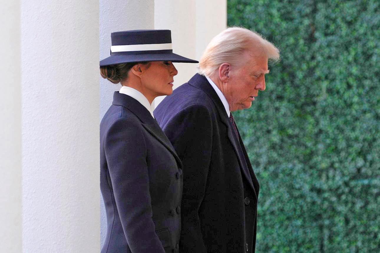 Το σύνολο της Μελάνια Τραμπ στην τελετή ορκωμοσίας του Ντόναλντ Τραμπ/ Φωτογραφία: AP Images