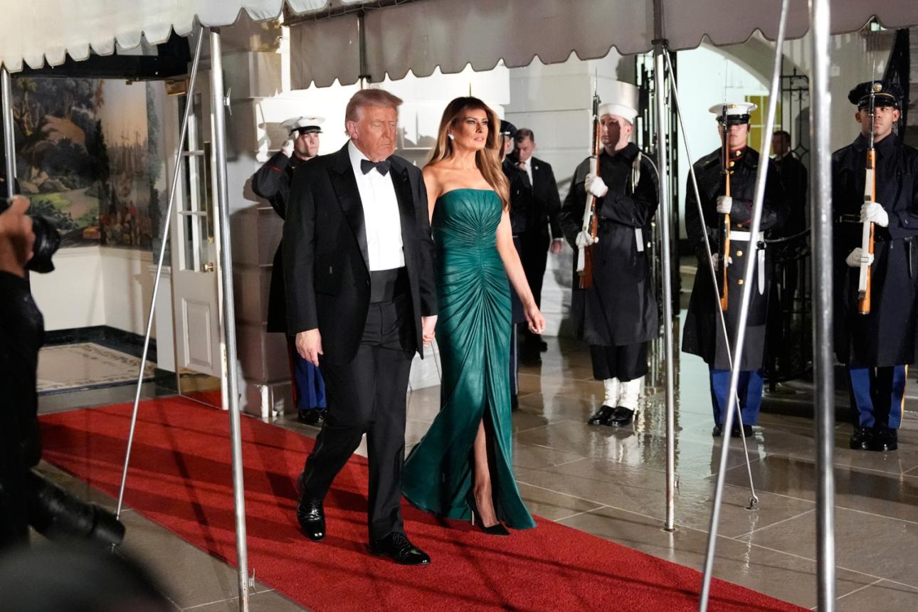  Λεπτομέρεια από το elegant φόρεμα σε σμαραγδί απόχρωση. 