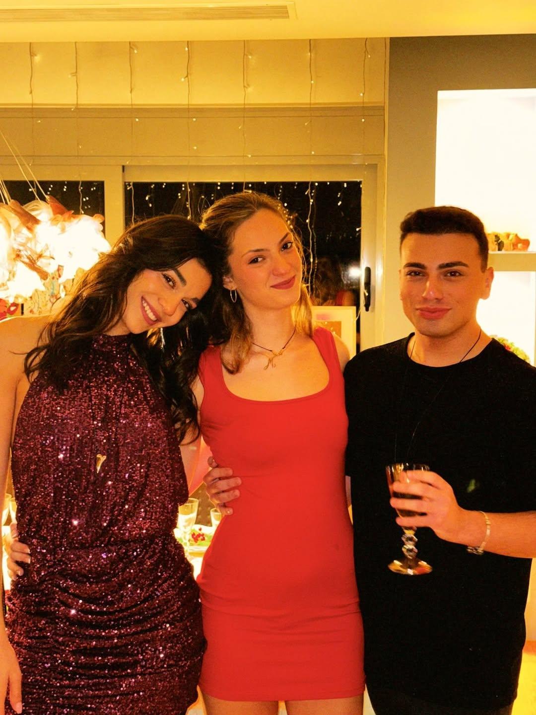 Η Μελίνα Νικολαΐδη με φίλους της/ @melina.nikolaidi