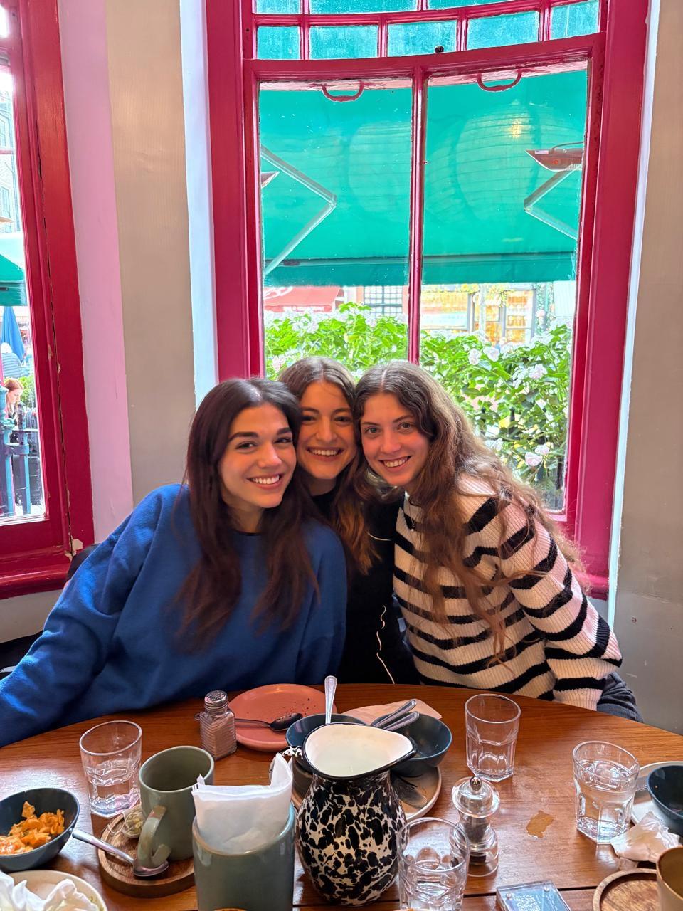 Η Μελίνα Νικολαΐδη με φίλες της/ @melina.nikolaidi