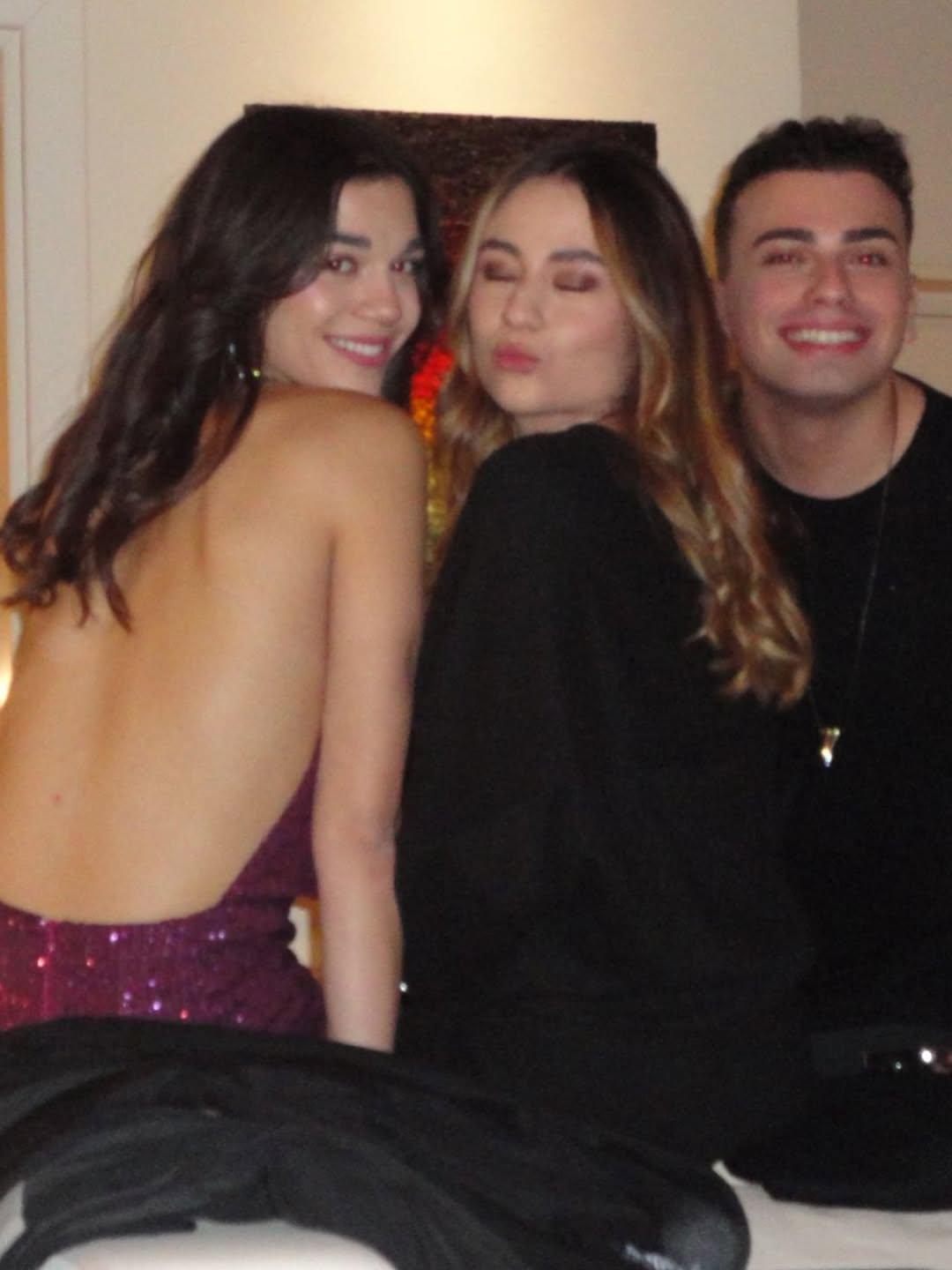 Η Μελίνα Νικολαΐδη με φίλους της/ @melina.nikolaidi