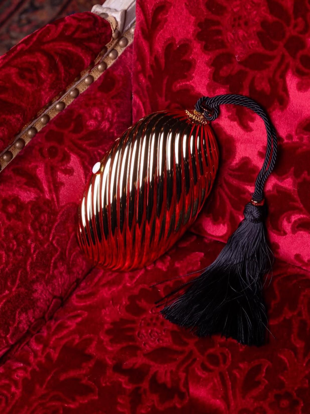 Η νέα Melone Clutch του οίκου Bvlgari φέρει τη δημιουργική υπογραφή της Μαίρης Κατράντζου.