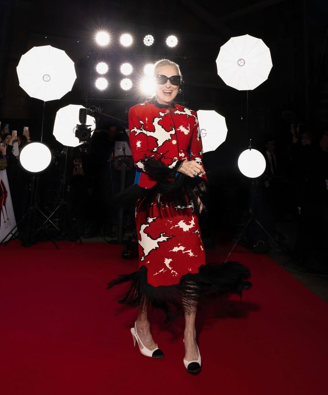 Η Μέριλ Στριπ με look από τη συλλογή Chanel Métiers d’Art Pre Fall 2026/ Φωτογραφία: Instagram/ @micaela