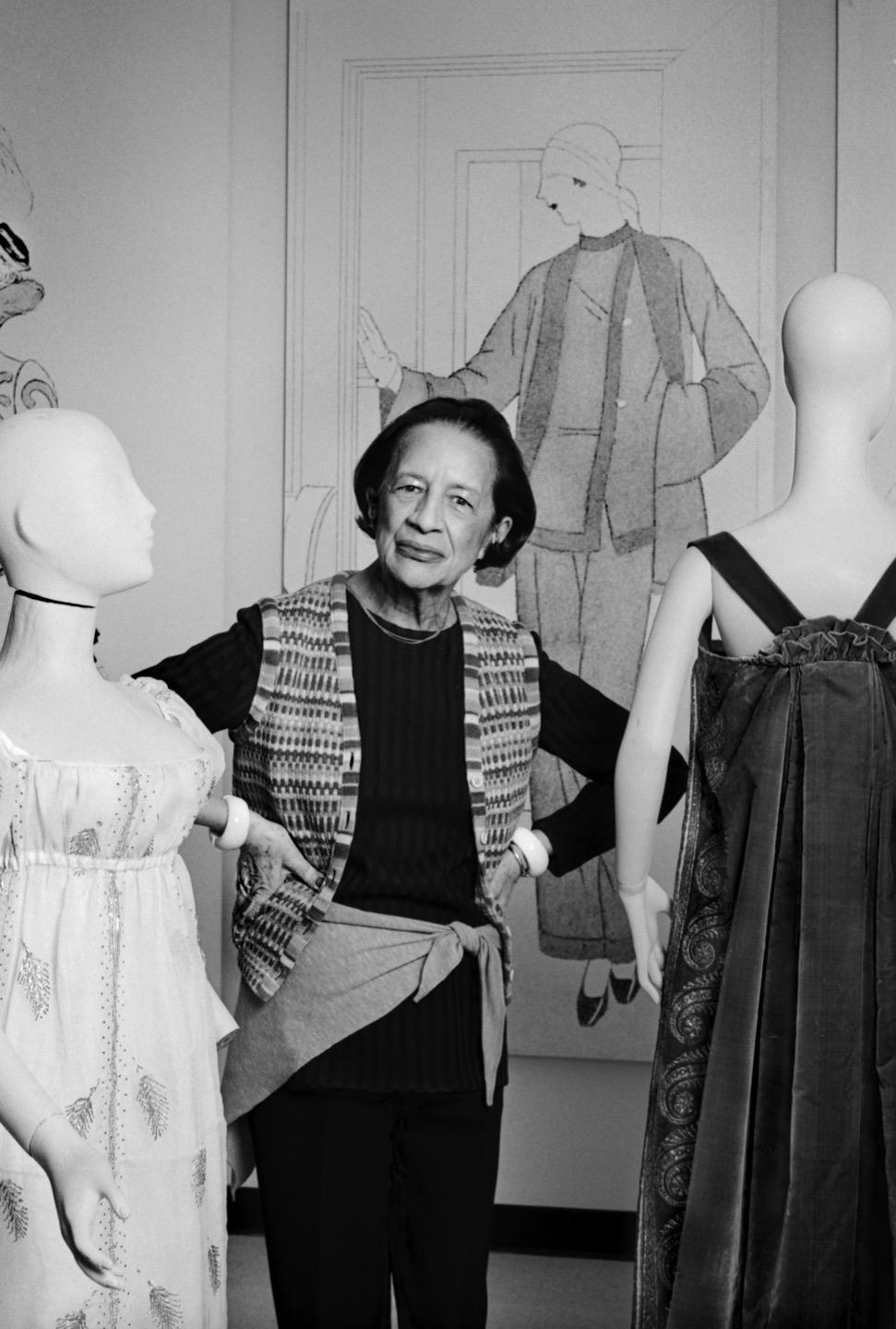 H Diana Vreeland στη Νέα Υόρκη, φωτογραφημένη το 1978 από την Lynn Gilbert / Wikimedia Commons