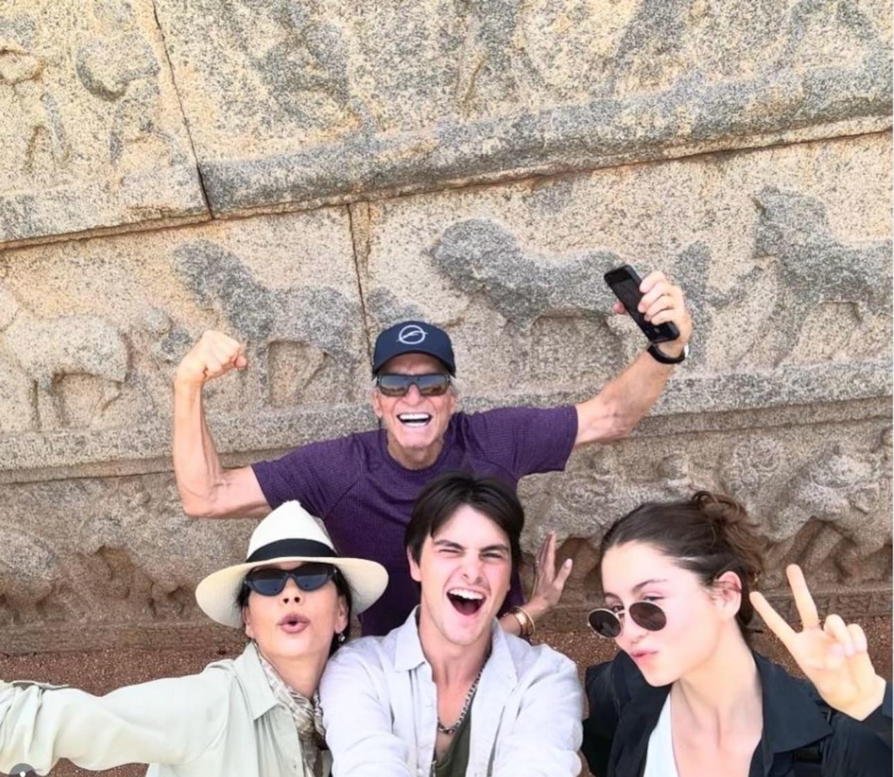  Ο Μάικλ Ντάγκλας μαζί με την Κάθριν Ζέτα Τζόουνς και τα παιδιά τους, Ντίλαν και Κάρις/Φωτογραφία/Instagram:@michaelkirkdouglas 