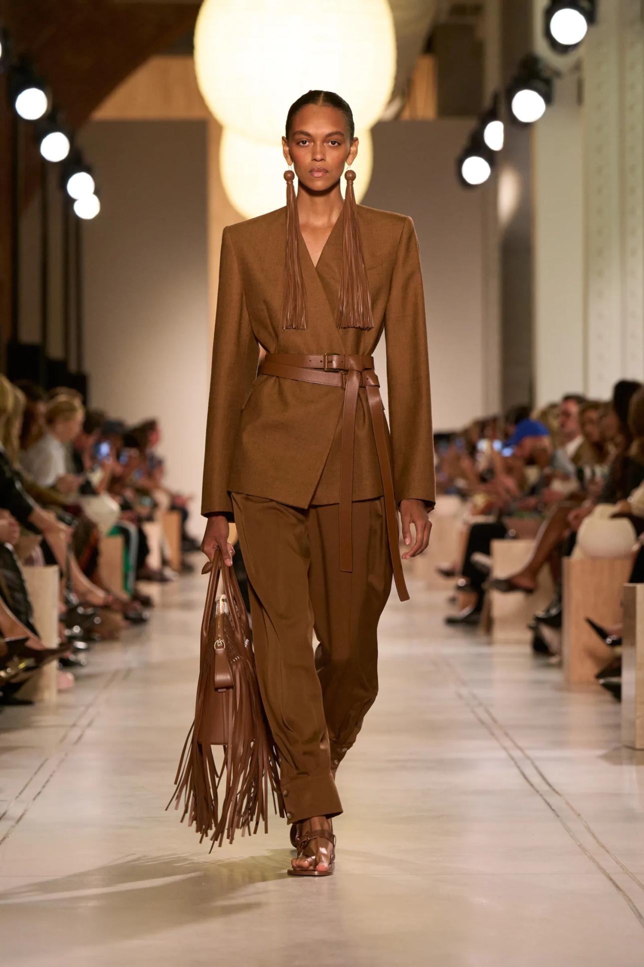Total καφέ λουκ από την επίδειξη του Michael Kors/Φωτογραφία: Getty