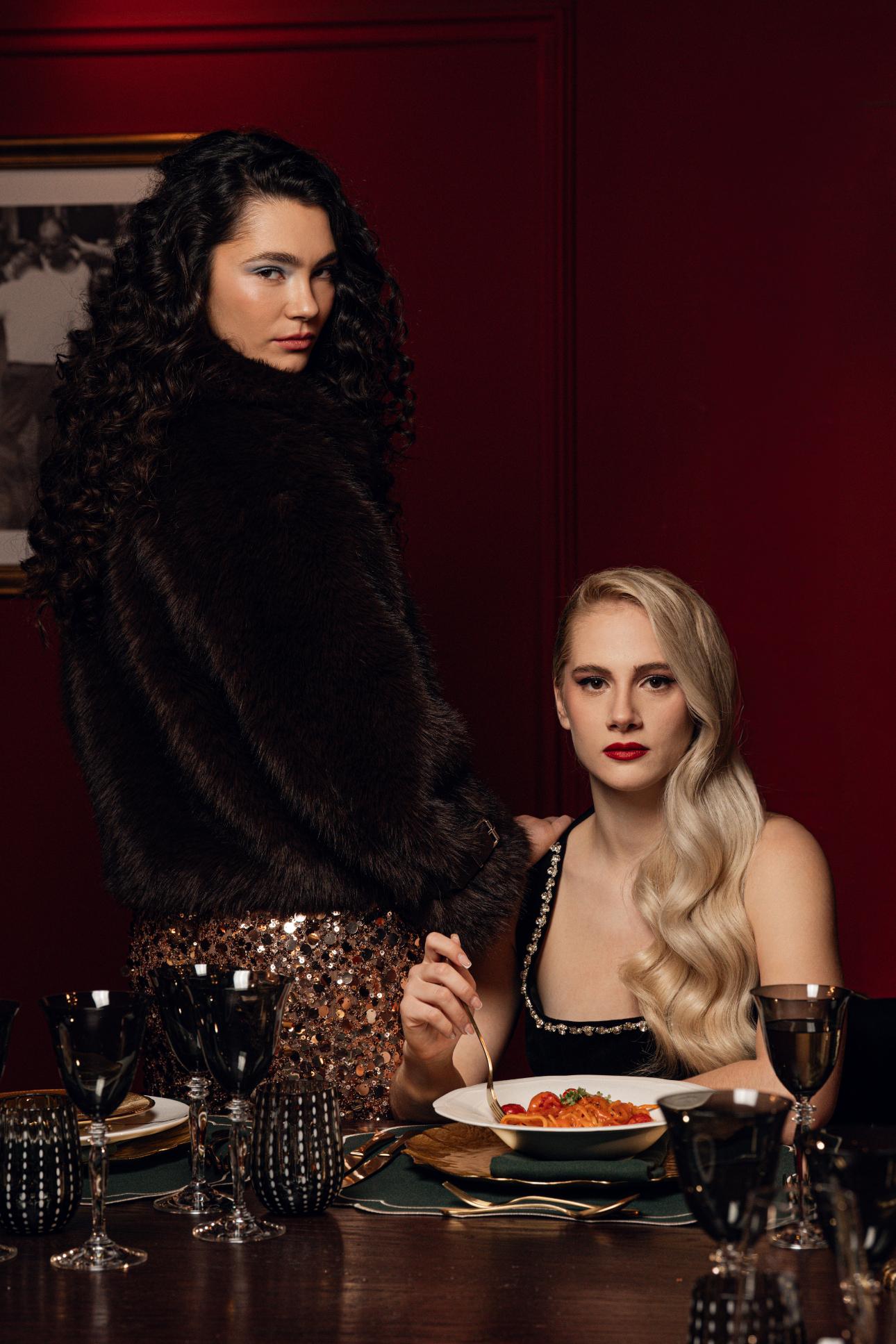 Οι δύο πρώτες καλεσμένες με κομμάτια από την εορταστική συλλογή των M&amp;S