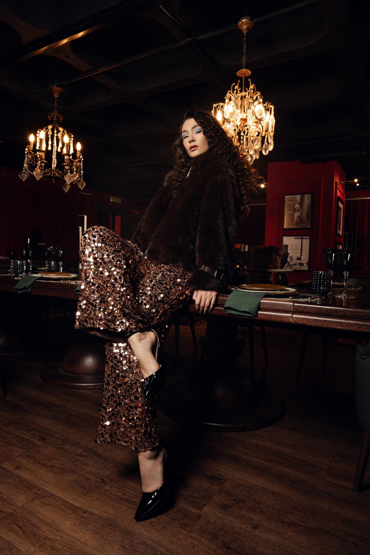 Η Μικαέλα φοράει γούνινο πανωφόρι με φερμούαρ και παντελόνι όλο παγιέτες Marks &amp; Spencer, γόβες από προσωπική συλλογή