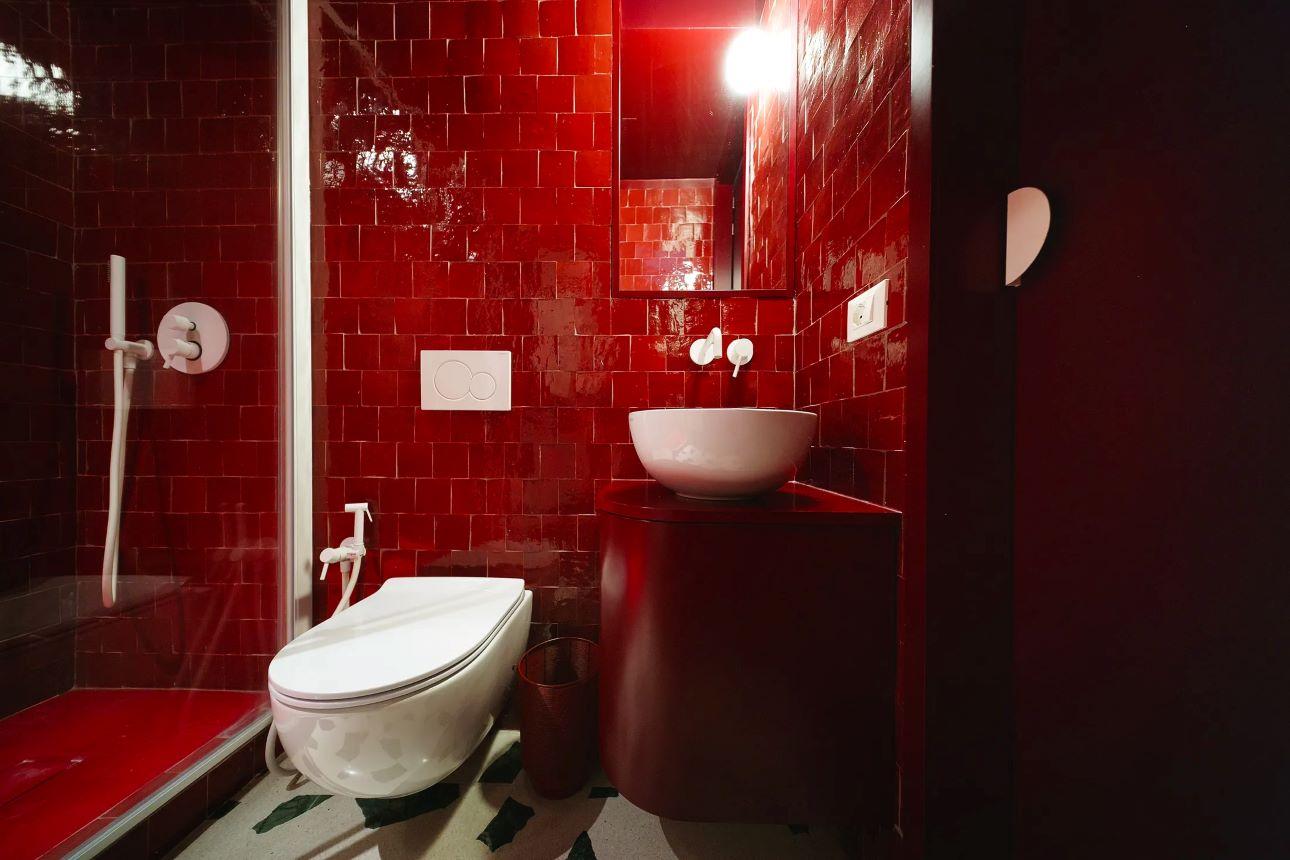 Μπάνιο/ Φωτογραφία: Instagram/ @atomaa.eu