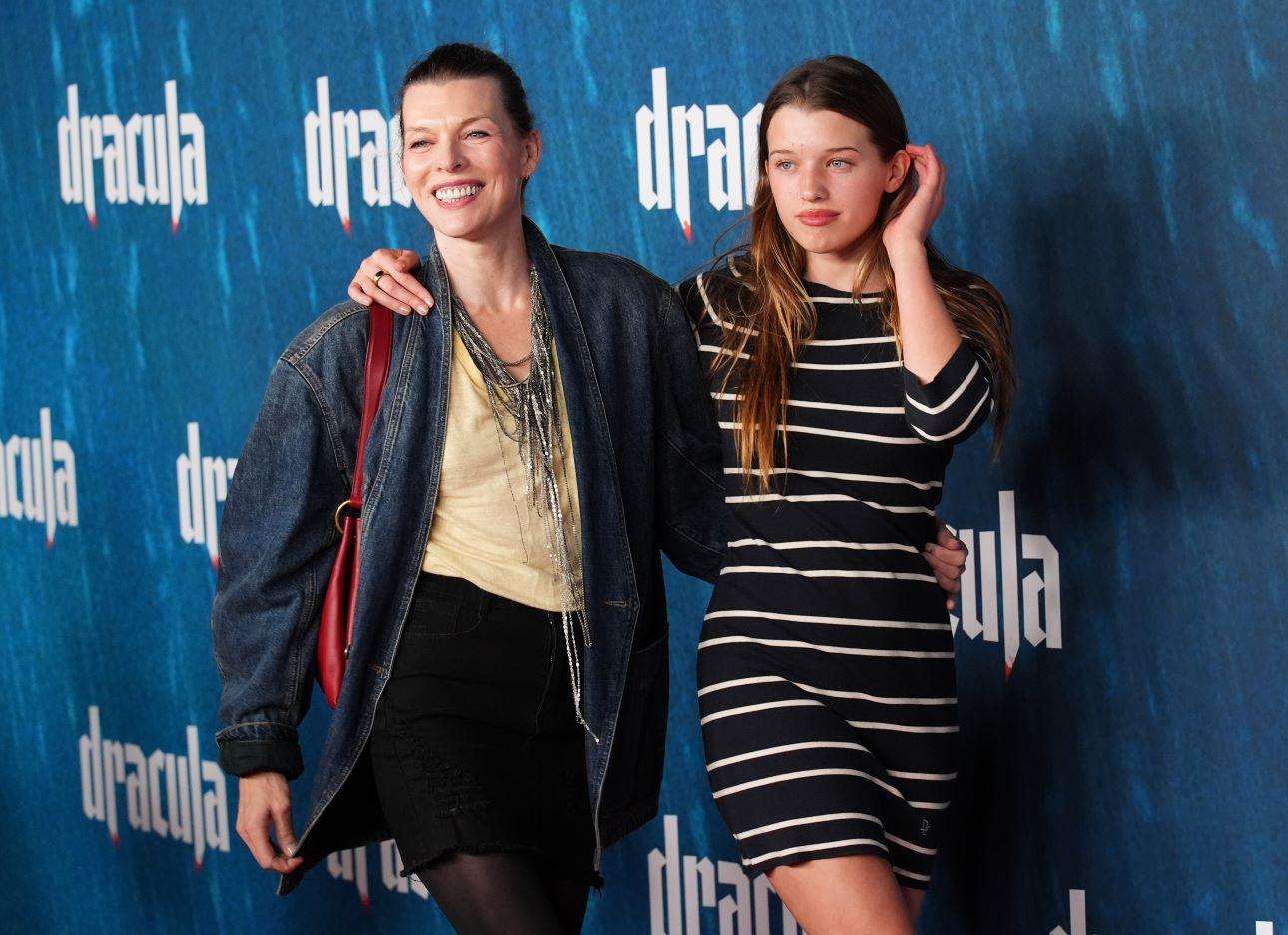 Η Μίλα Γιόβοβιτς με την κόρη της/ Φωτογραφία: AP