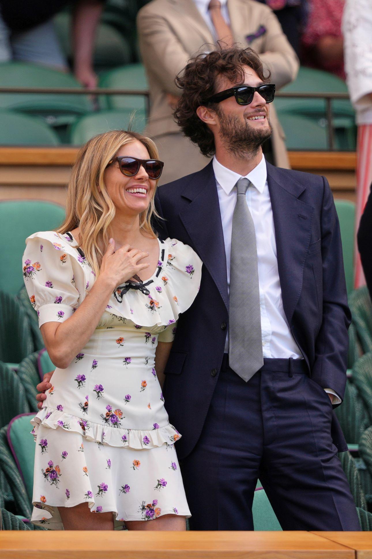 Η Σιένα Μίλερ με τον σύντροφό της, Όλι Γκριν/ Φωτογραφία: AP