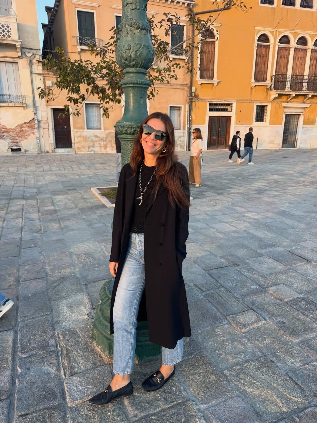 Η Μαργκερίτα Μισόνι επιλέγει συχνά κομμάτια που φοριούνται όλη μέρα, όπως το τζιν και μια απλή μπλούζα/ Φωτογραφία: Instagram/ @mmargherita