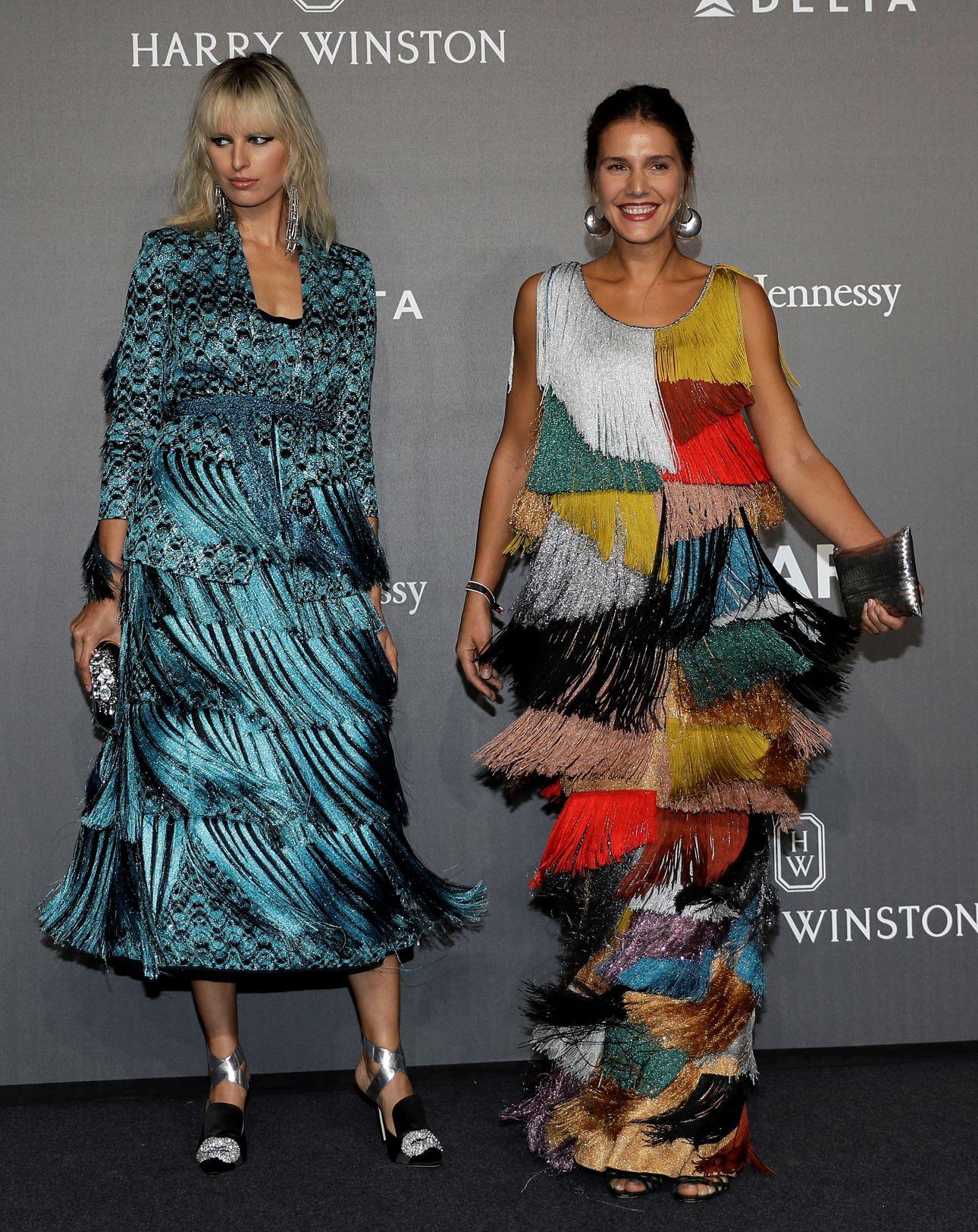 Η Μαργκερίτα Μισόνι φοράει κομμάτι του οικογενειακού brand και φωτογραφίζετια με την Καρολίνα Κουρκόβα/ Φωτογραφία: AP