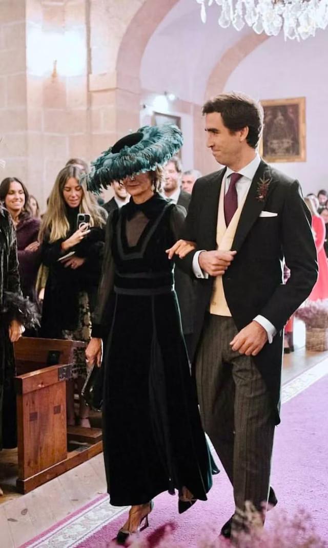 Μητέρα γαμπρού με βελούδινο φόρεμα και καπέλο με φτερά/Φωτογραφία: Instagram/plata.forma_