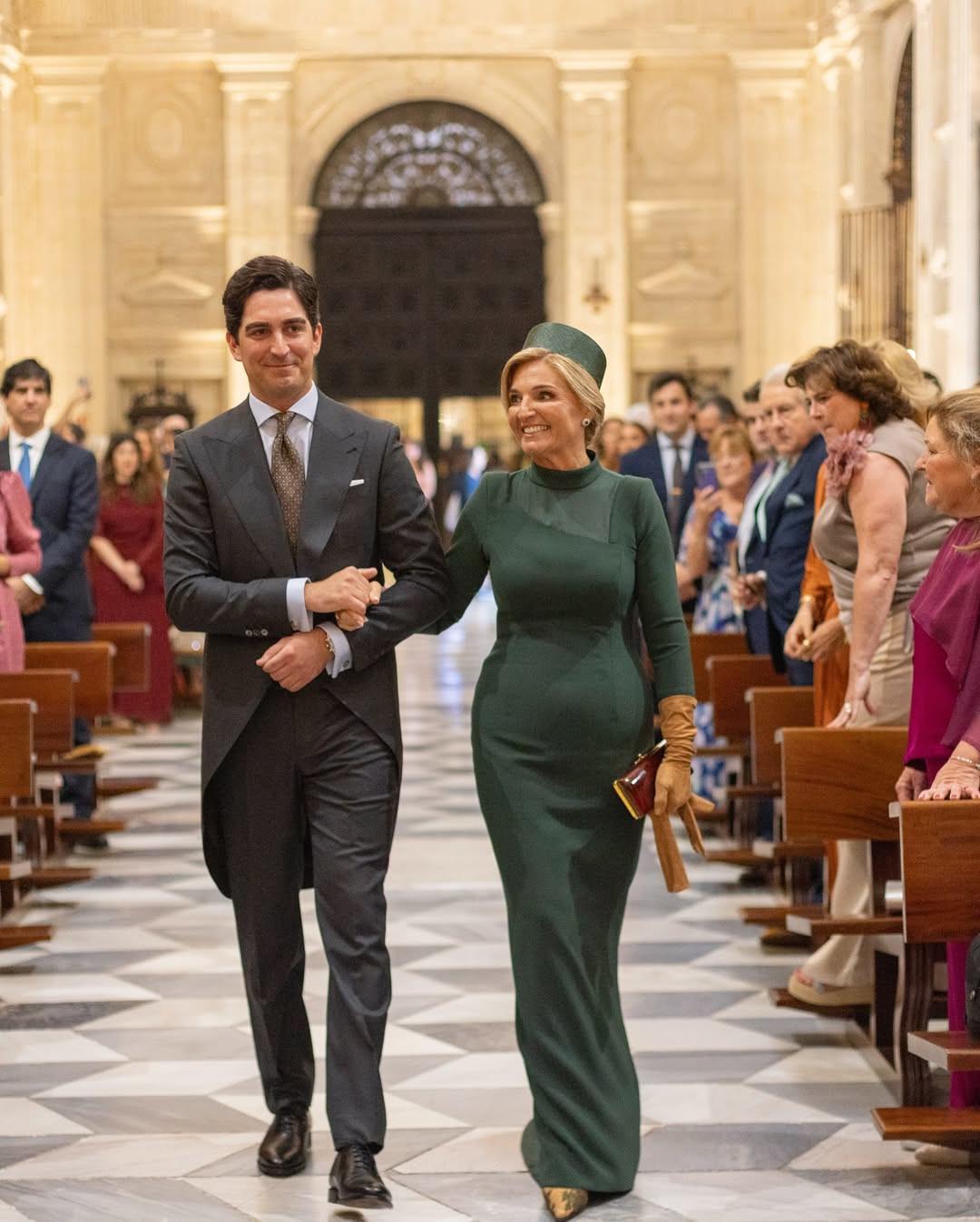 Η μητέρα του γαμπρού με total πράσινο λουκ/Φωτογραφία: Instagram/ nicolasmontenegro.official 