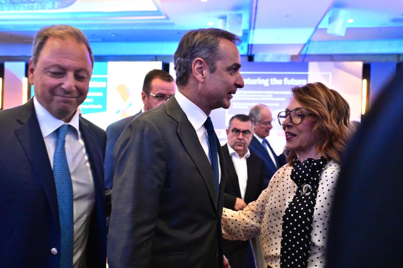  Στιγμιότυπο από την εκδήλωση του Economist και του iefimerida.gr με τον πρωθυπουργό Κυριάκο Μητσοτάκη, τη Σοφία Γιαννακά και τον Γιάννη Κουρτάκη. 