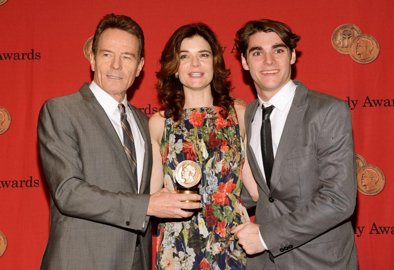 Με τους συμπρωταγωνιστές του στο Breaking Bad, Bryan Cranston και Betsy Brandt/ Φωτογραφία: AP