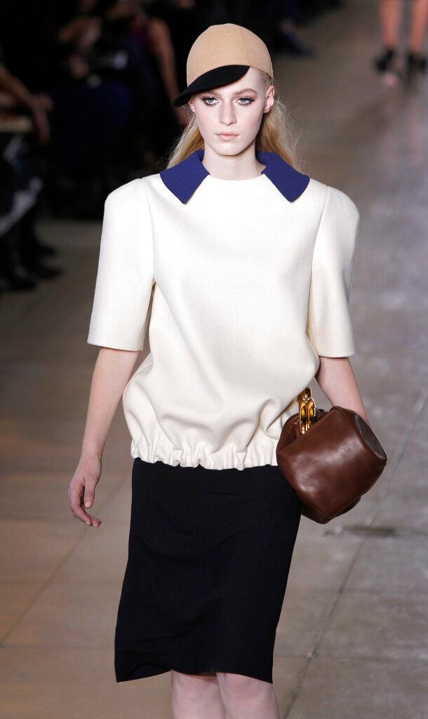 Η Miu Miu, η οποία ανήκει στην Prada, συνεχίζει να αψηφά την επιβράδυνση των οίκων πολυτέλειας. Τον Μάιο, η μάρκα ανακοίνωσε άλμα 60% στις λιανικές πωλήσεις για το πρώτο οικονομικό τρίμηνο (επίδειξη μόδας της Miu Miu)/ Φωτογραφία: AP