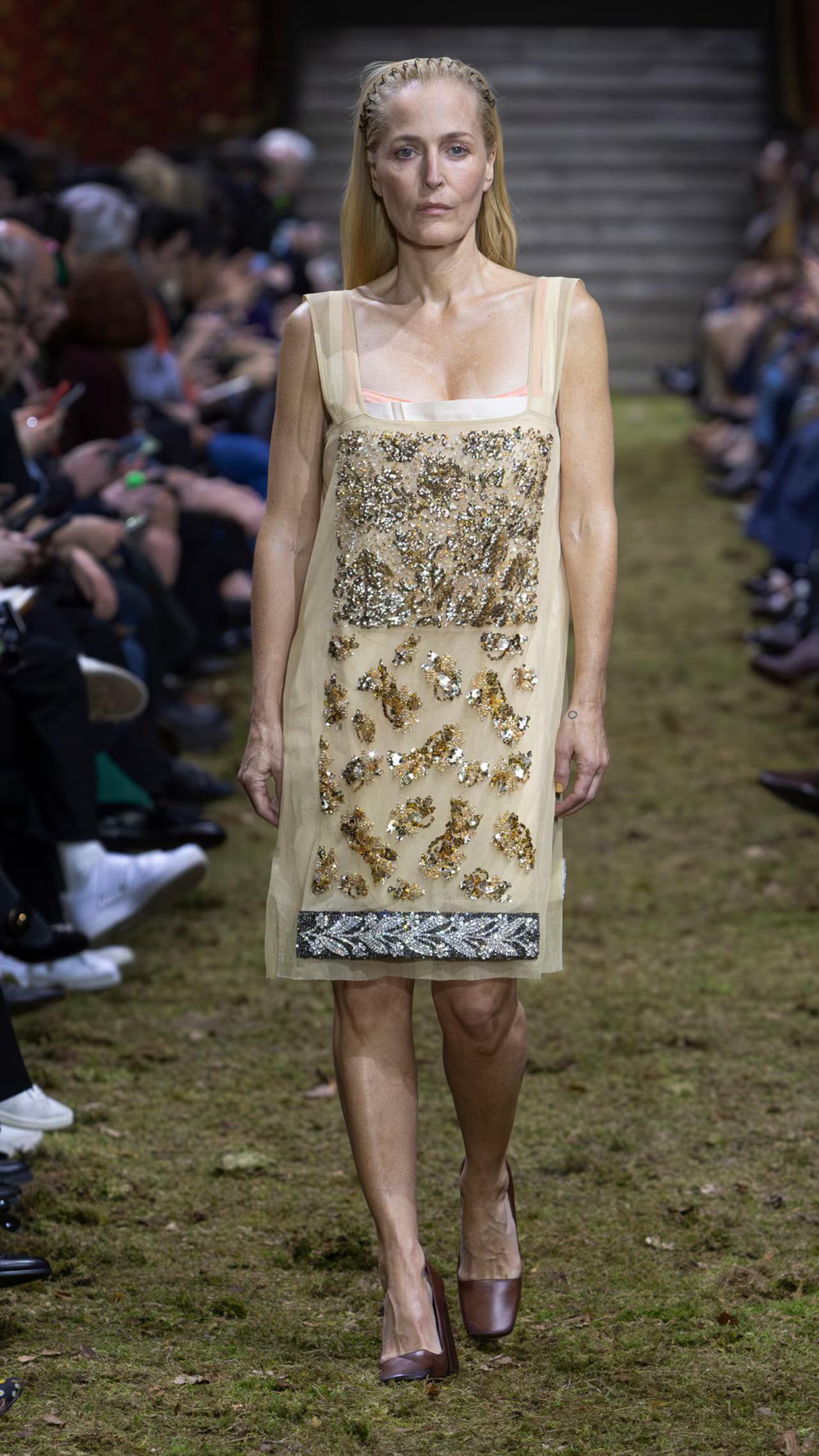 H Γκίλιαν Άντερσον για τη Miu Miu FW26 / Φωτογραφία: Μiu Miu