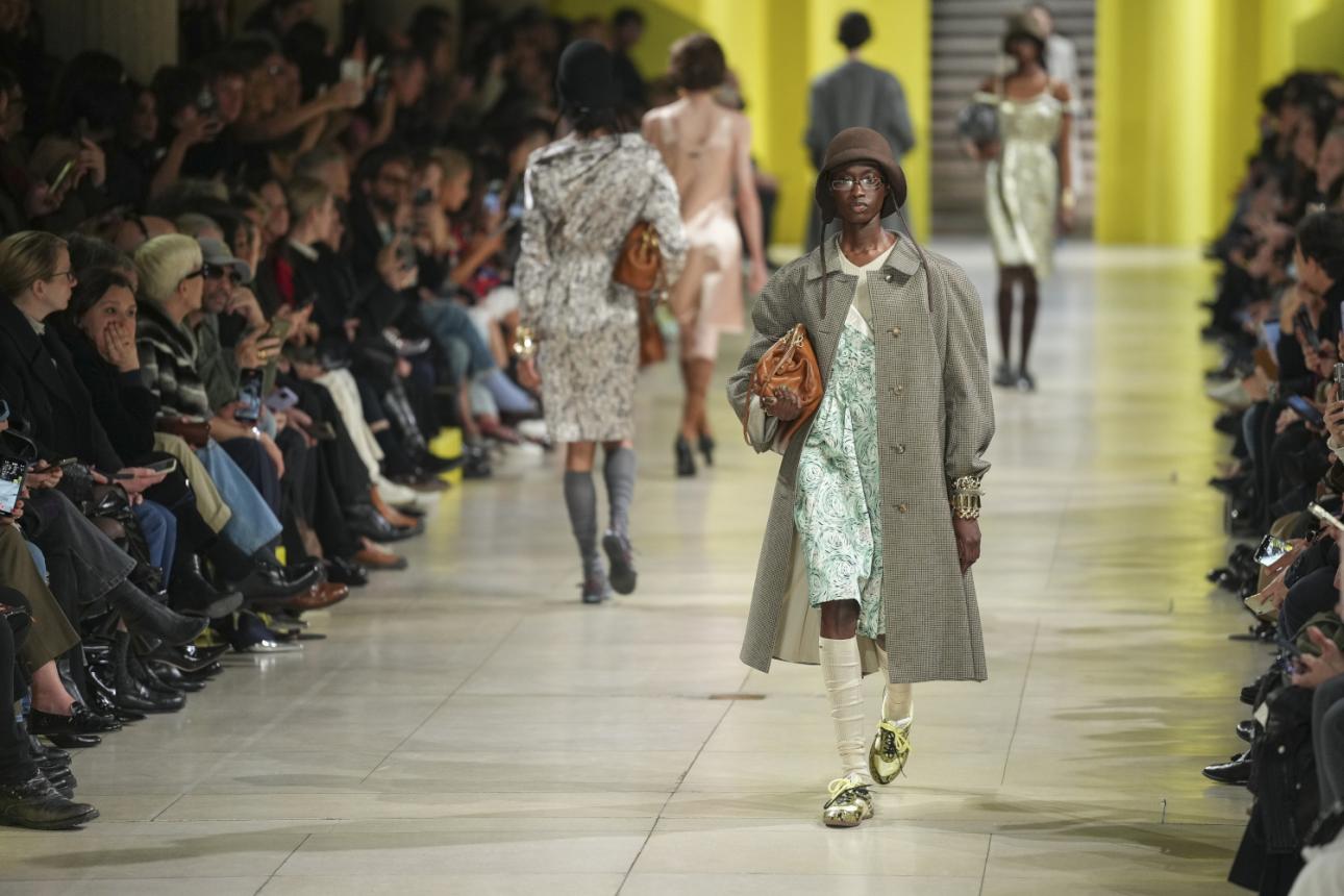  Η εναλλακτική λύση στα καλσόν είναι οι μακριές κάλτσες./AP Images