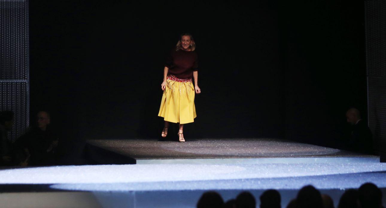 Η Miuccia Prada επιλέγει σταθερά φούστα μήκους κάτω από το γόνατο/Φωτογραφία: AP 