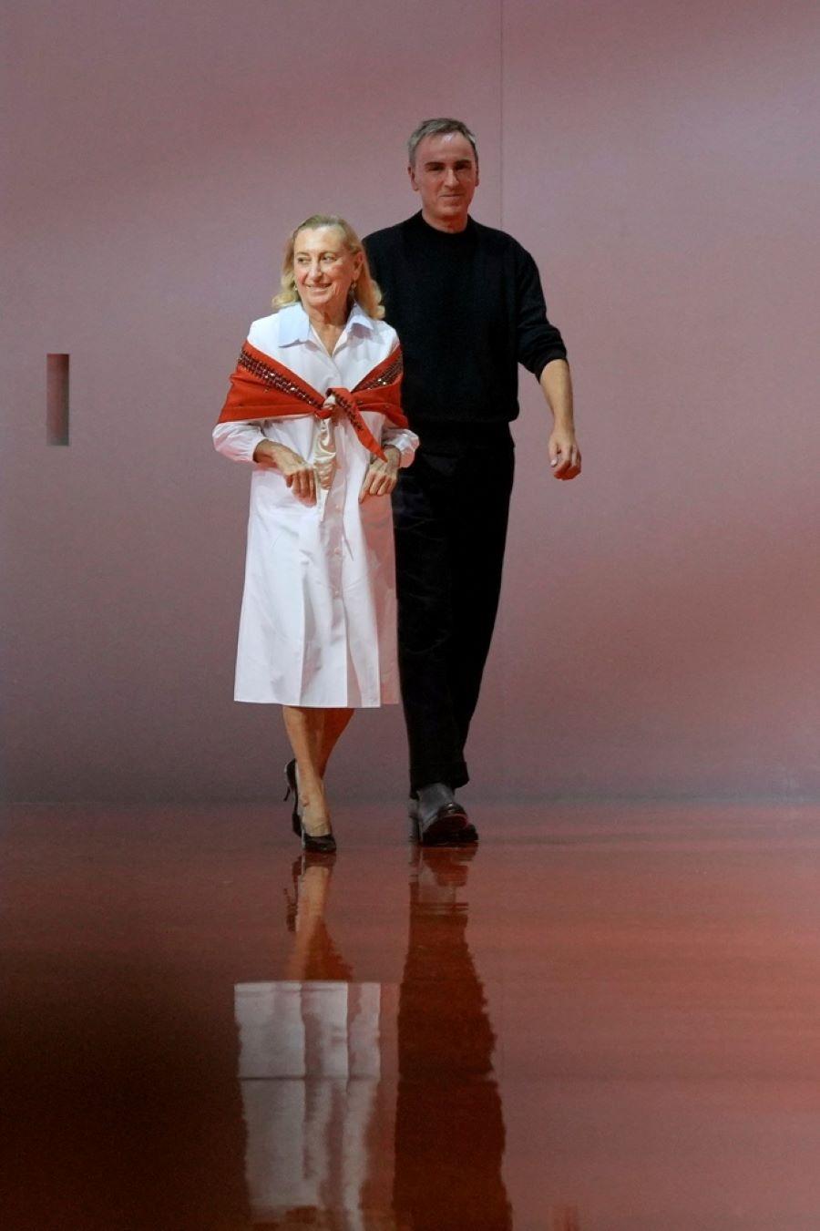 Η Miuccia Prada με τον Raf Simmons/ Φωτογραφία: AP
