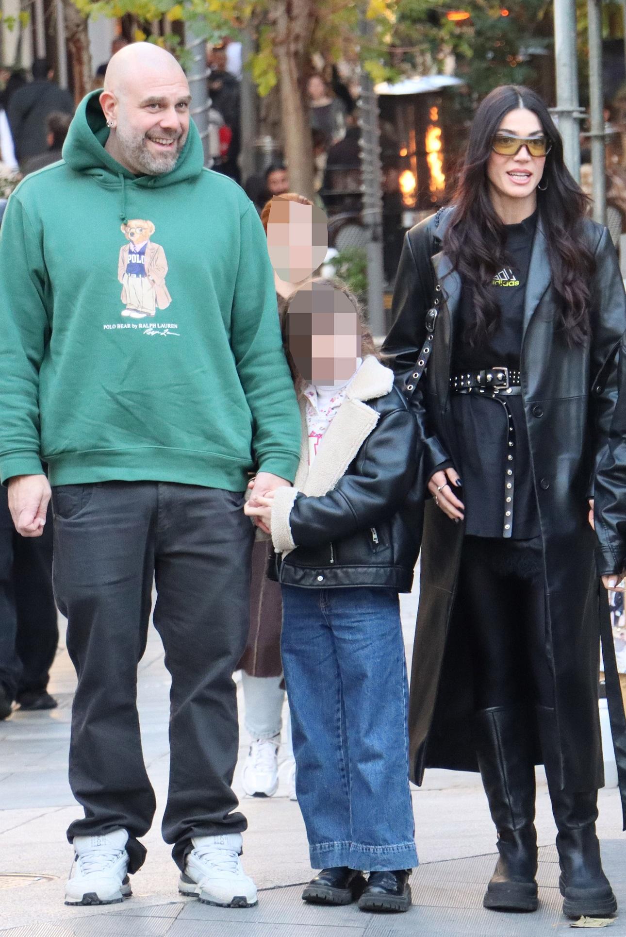 Η Ήβη Αδάμου και ο Μιχάλης Κουινέλης με την κόρη τους, Ανατολή/ NDP Photo Agency