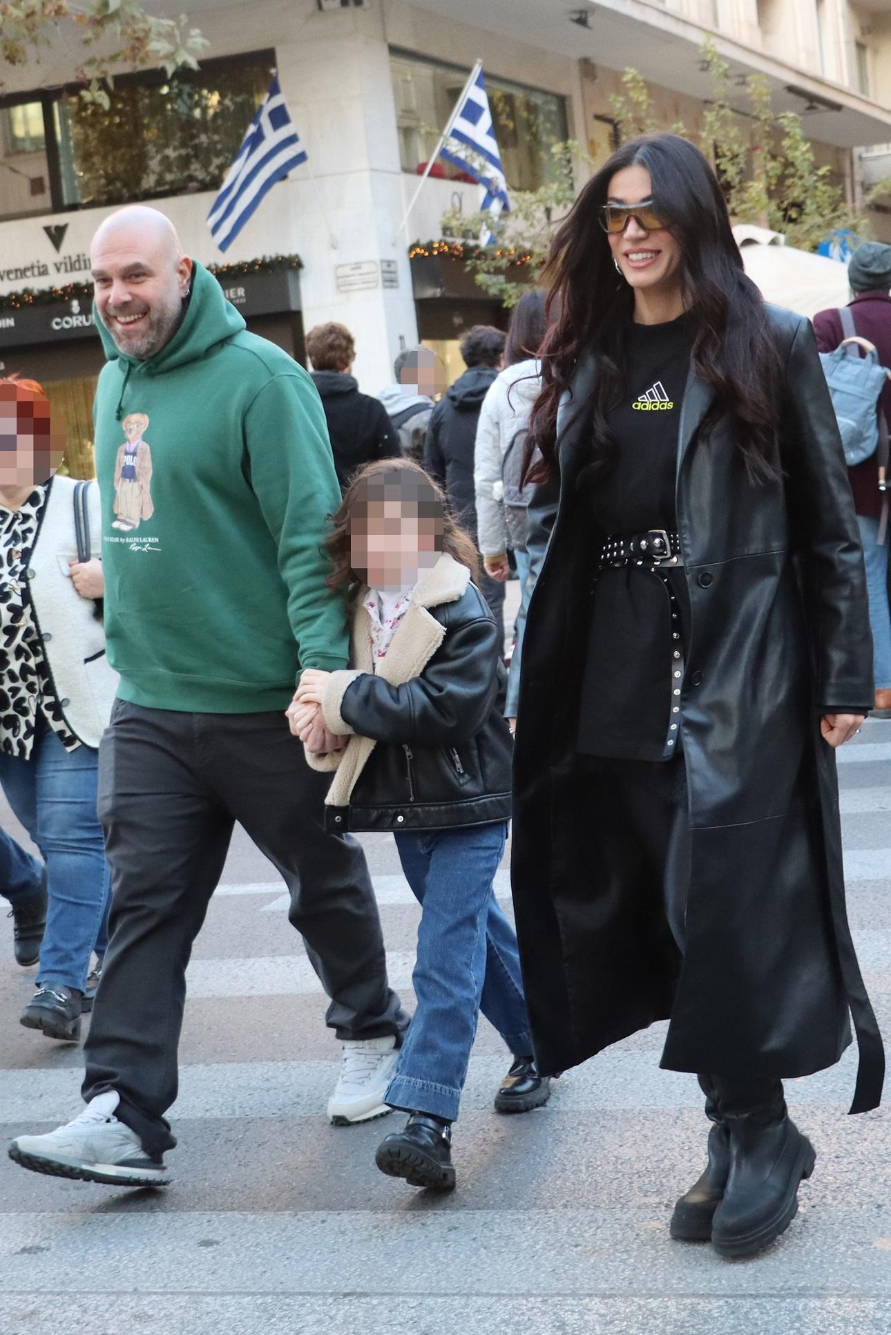 Η Ήβη Αδάμου και ο Μιχάλης Κουινέλης με την κόρη τους, Ανατολή/ NDP Photo Agency