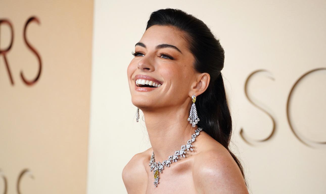 Το εντυπωσιακό μονοχρωματικό μακιγιάζ της Αν Χάθαγουεϊ κινήθηκε σε ζεστές κανελί και bronze αποχρώσεις. / AP