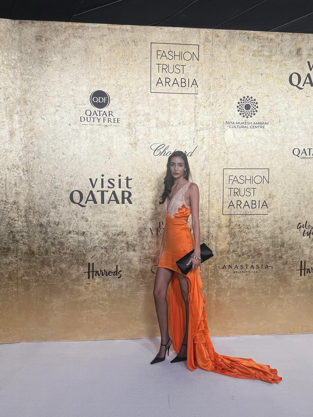 Η Νόρα Ατάλ στο Fashion Trust Arabia με φόρεμα Saint Laurent/Φωτογραφία: Instagram/noraattal