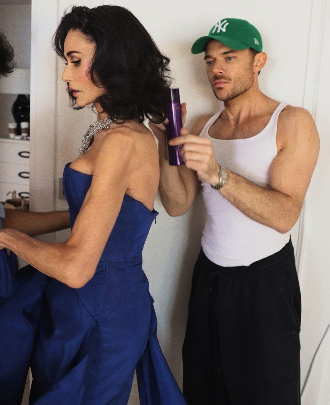 Ο Δημήτρης Γιαννέτος επιμελείται το hair look της Ντέμι Μουρ/ Φωτογραφία: Instagram/ @dimitrishair