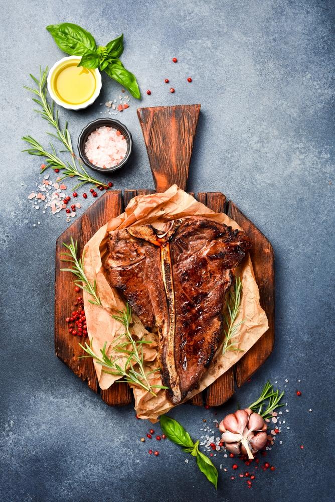 Μοσχαρίσια μπριζόλα T-bone / Φωτογραφία: Shutterstock