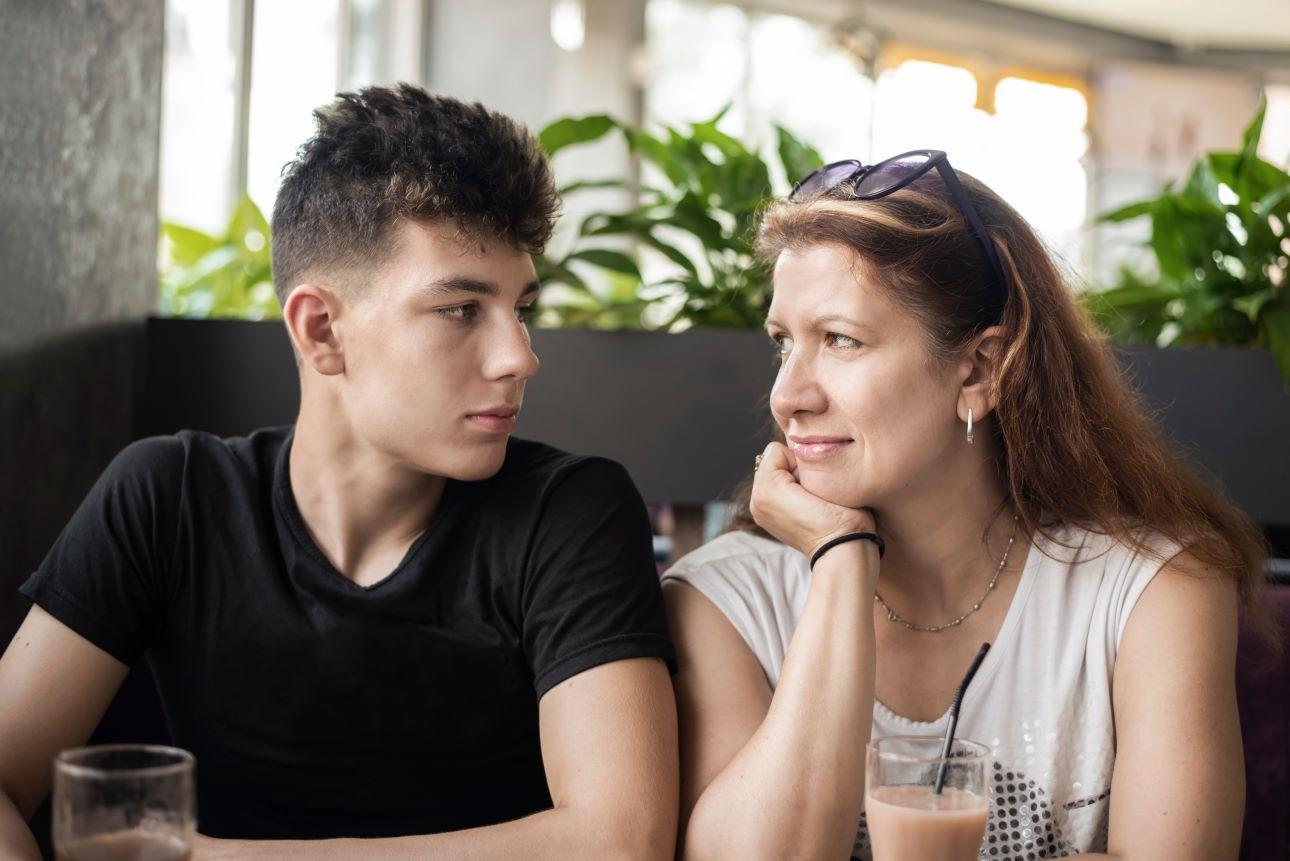 Μητέρα και γιος/ Φωτογραφία: Shutterstock