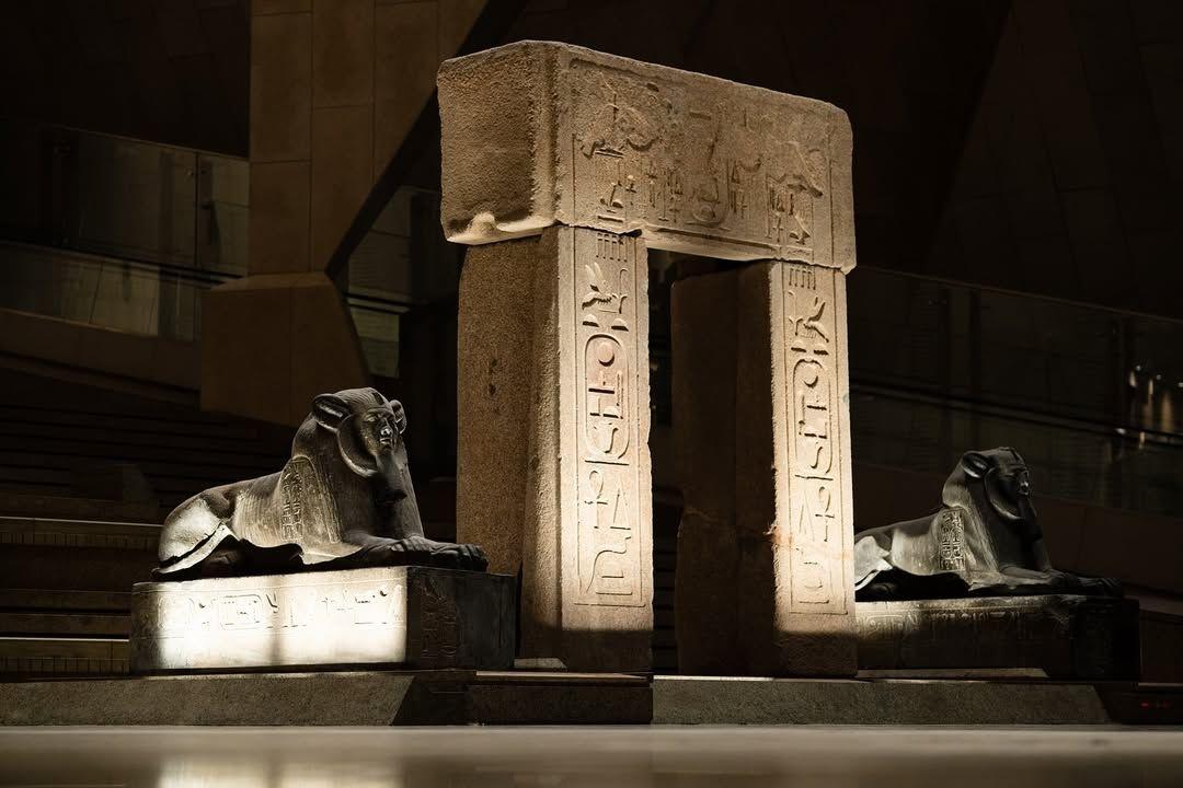 Εκθέματα στο εσωτερικό του μουσείο με υποβλητικό φωτισμό/ Φωτογραφία: Instagram/ @grandegyptianmuseum