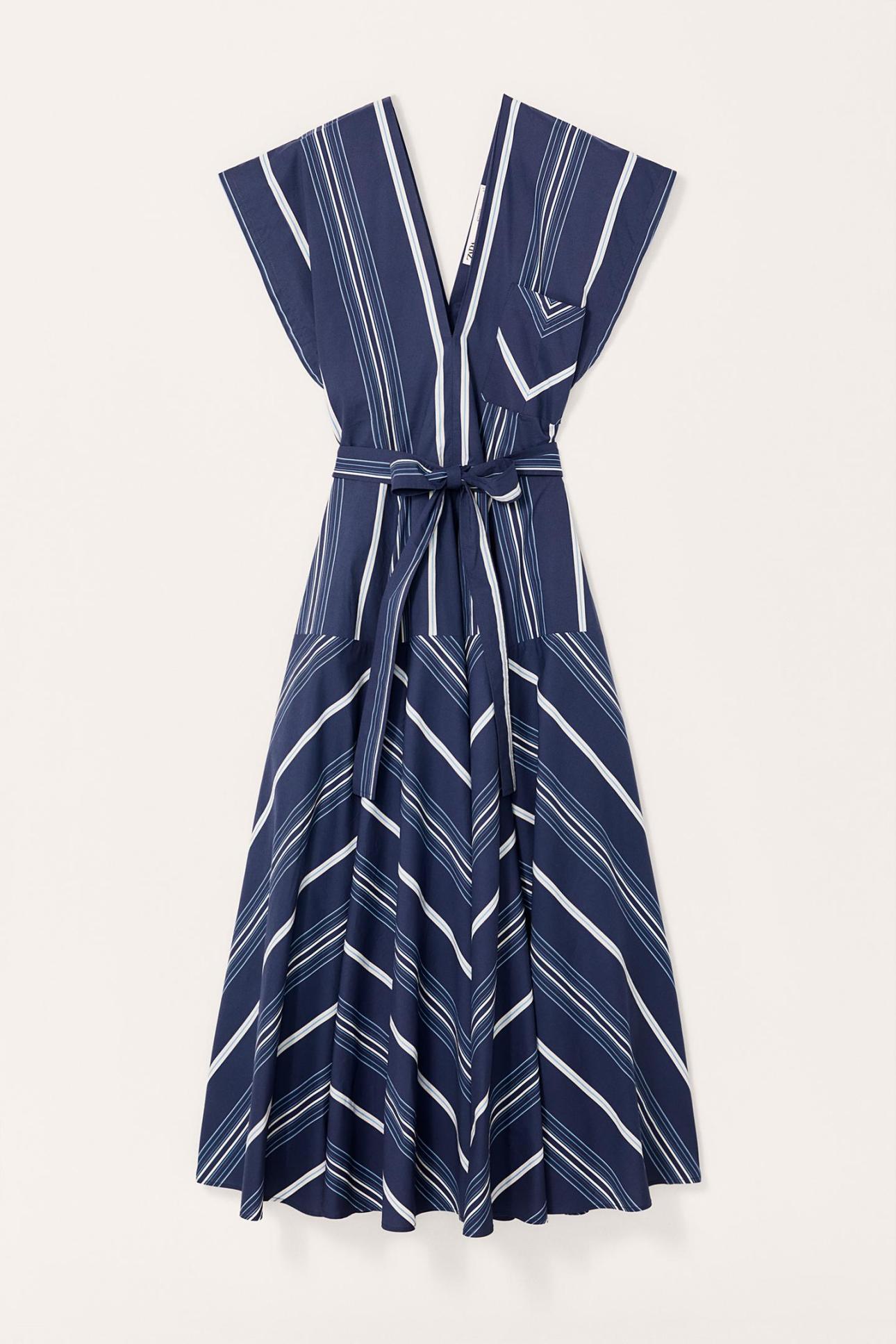 Μπλε ναυτικό, ριγέ φόρεμα από τα Zara (89,95 ευρώ)