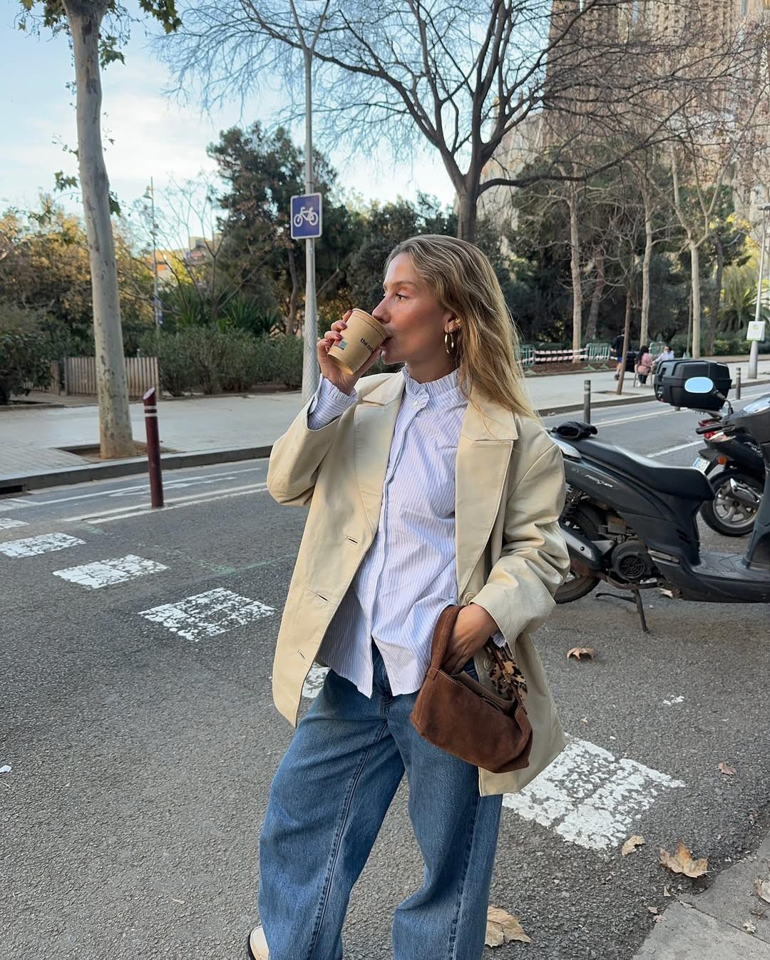 Ριγέ πουκάμισο με τζιν/Φωτογραφία: Instagram/nuriablanco3 