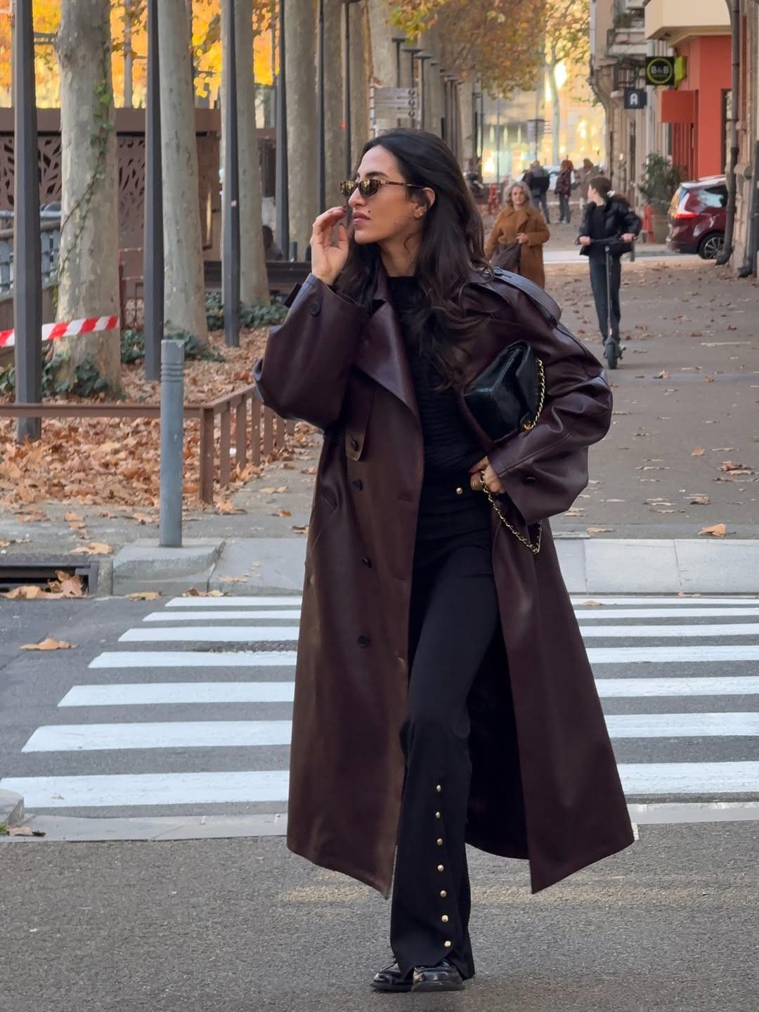 Μπορντό παλτό με μαύρα ρούχα για ένα καθημερινό λουκ/Φωτογραφία: Instagram/taina.csg 