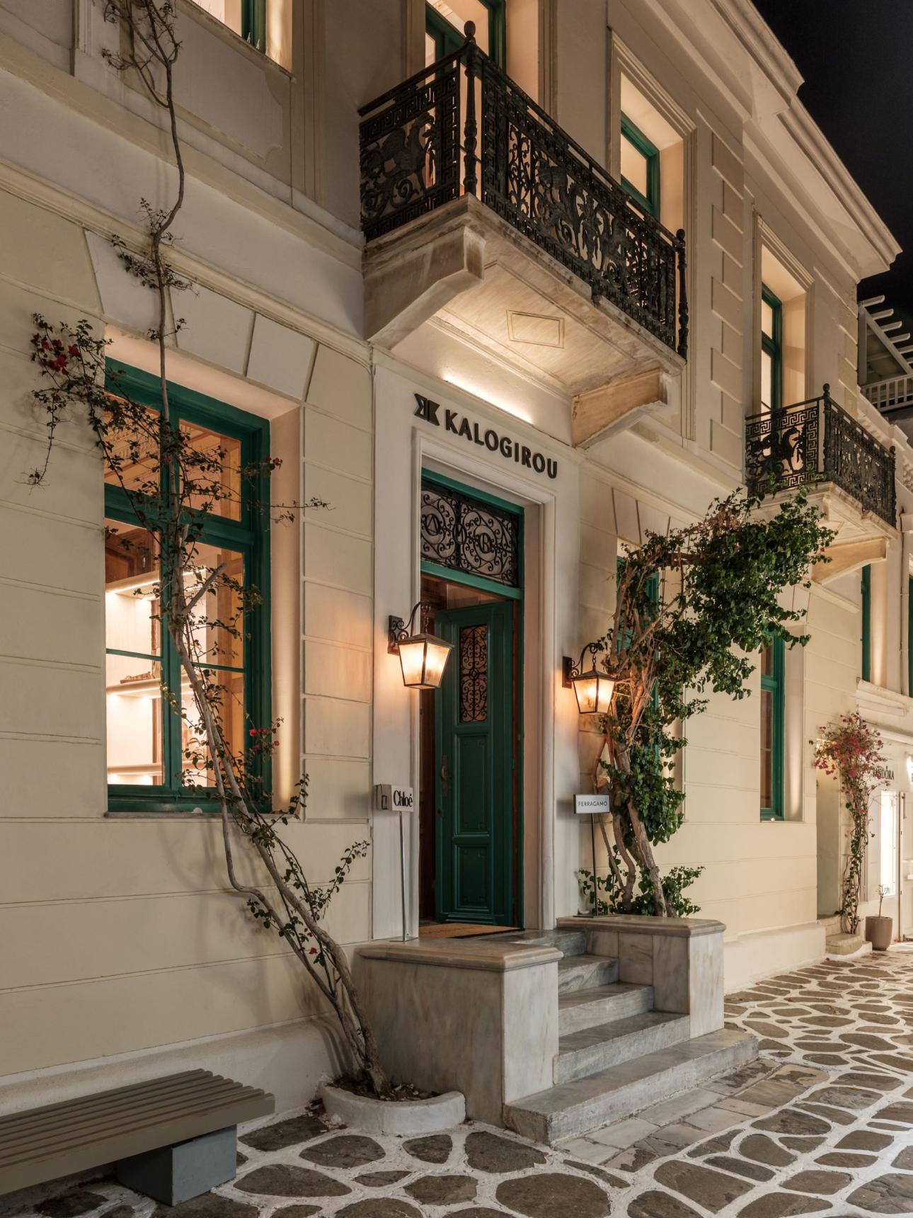  Η χαρακτηριστική πρόσοψη της ιστορικής κατοικίας. 