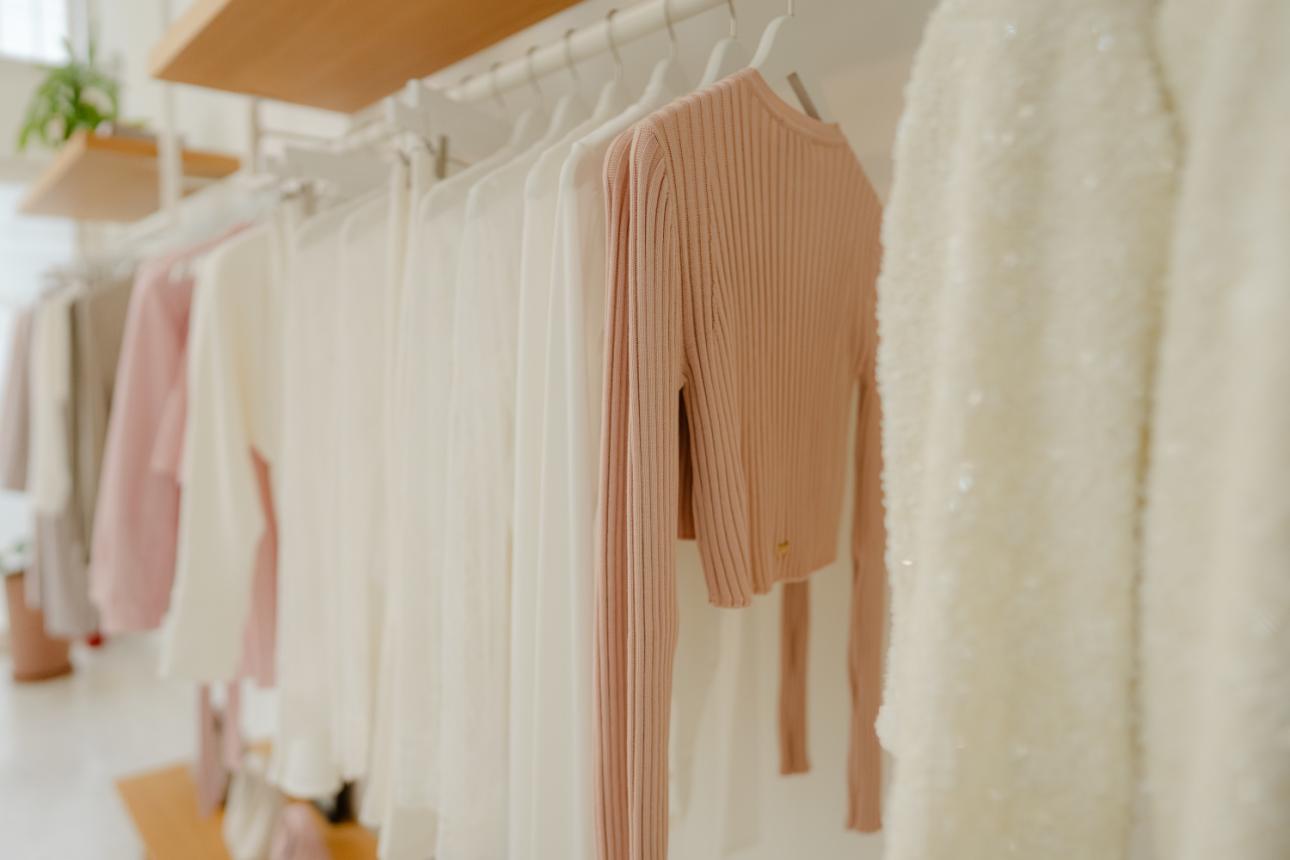  Στο δημιουργικό της περιβάλλον, εκεί όπου γεννιούνται οι συλλογές της./Φωτογραφία: Παναγιώτης Μάλλιαρης για το Bovary.gr 