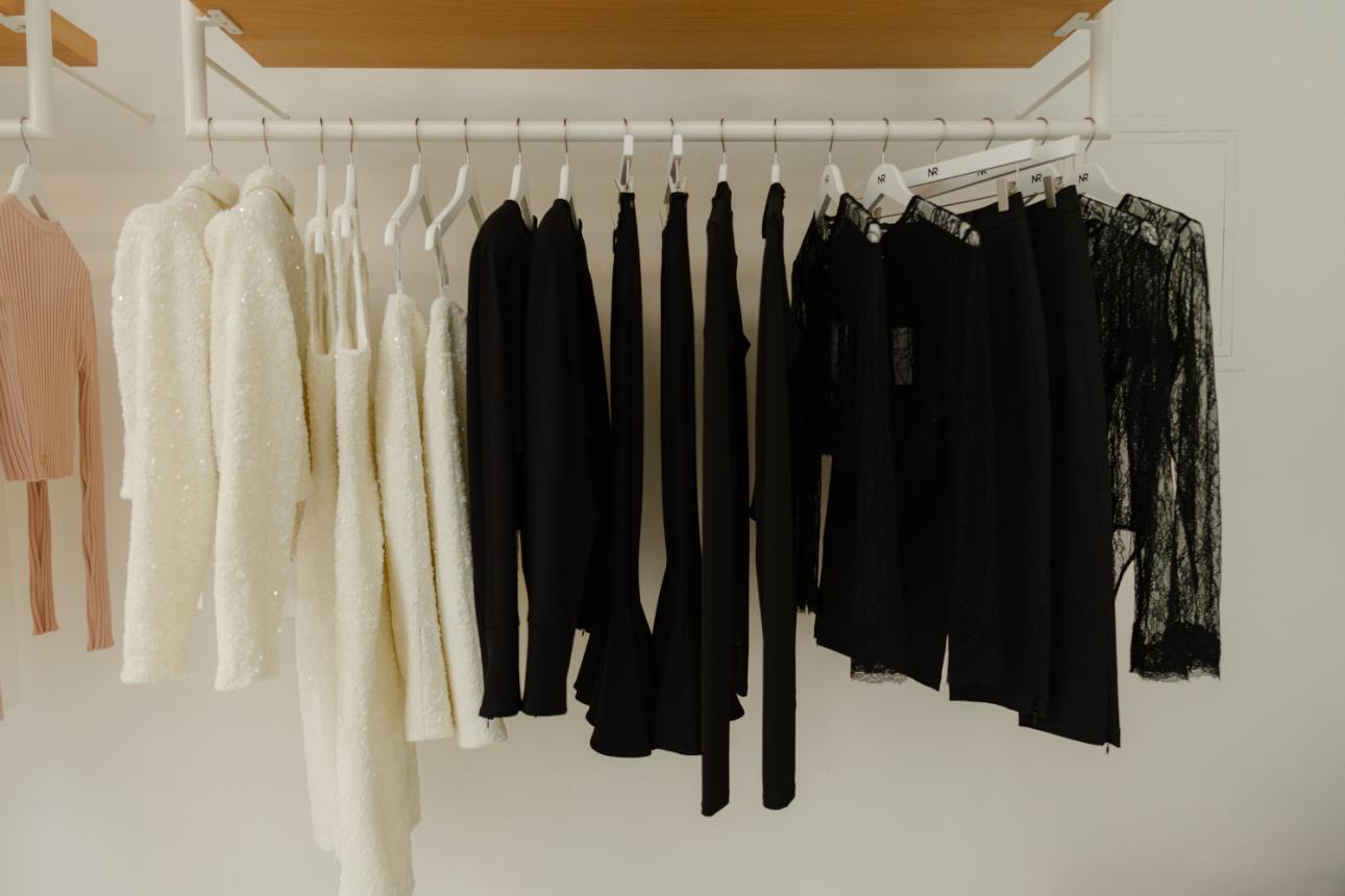  Το μαύρο και το λευκό ως σταθερές σε μια διαρκώς μεταβαλλόμενη διάθεση./Φωτογραφία: Παναγιώτης Μάλλιαρης για το Bovary.gr 