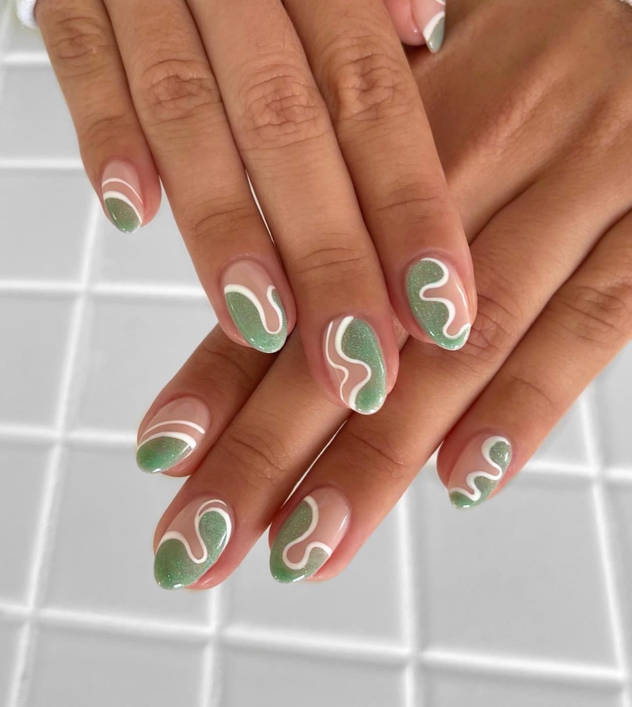 Πράσινο του φασκόμηλου (sage green) - Φωτογραφία Instagram/peachi nails